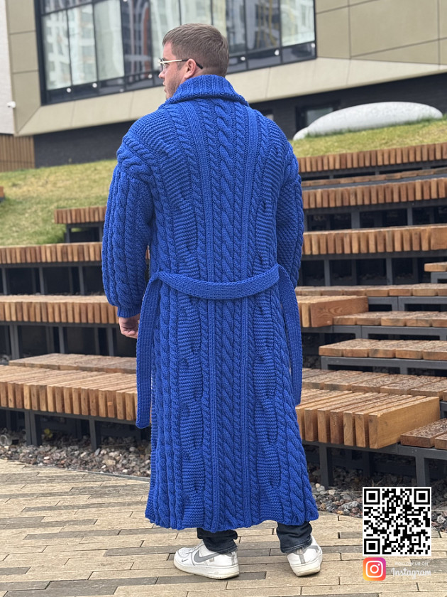 На второй фотографии кардиган мужской длинный со спины от Shapar, бренда вязаной одежды ручной работы в интернет-магазине связанных спицами вещей.