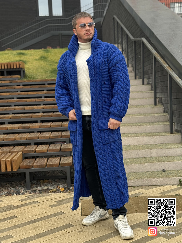 На фотографии синий кардиган мужской длинный от Shapar, бренда вязаной одежды ручной работы в интернет-магазине связанных спицами вещей.