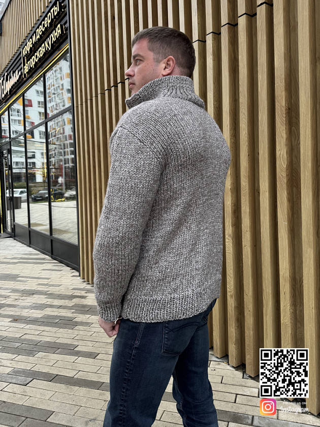 На второй фотографии кардиган мужской из шерсти жаспе от Shapar, бренда вязаной одежды ручной работы в интернет-магазине связанных спицами вещей.