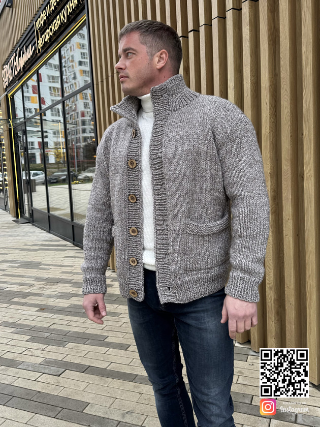 На фотографии кардиган мужской из шерсти от Shapar, бренда вязаной одежды ручной работы в интернет-магазине связанных спицами вещей.