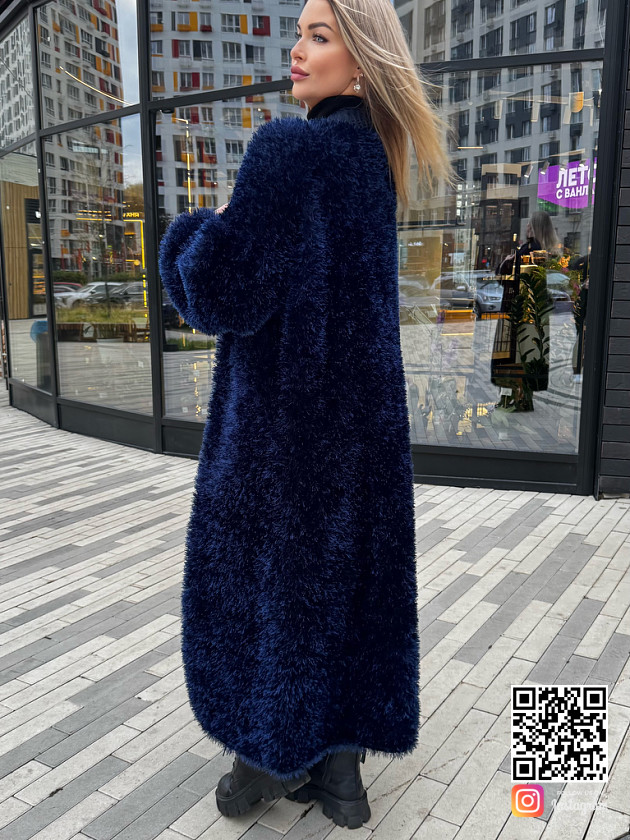 На второй фотографии пушистый длинный кардиган со спины от Shapar, бренда вязаной одежды ручной работы в интернет-магазине связанных спицами вещей.