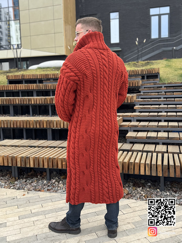 На второй фотографии теплый мужской кардиган со спины от Shapar, бренда вязаной одежды ручной работы в интернет-магазине связанных спицами вещей.