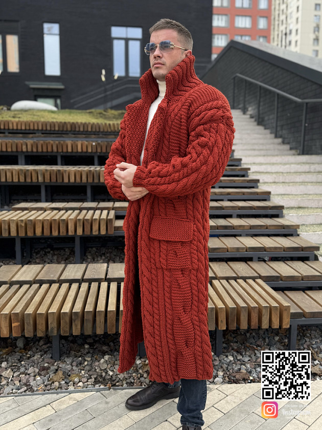 На фотографии теплый мужской кардиган от Shapar, бренда вязаной одежды ручной работы в интернет-магазине связанных спицами вещей.