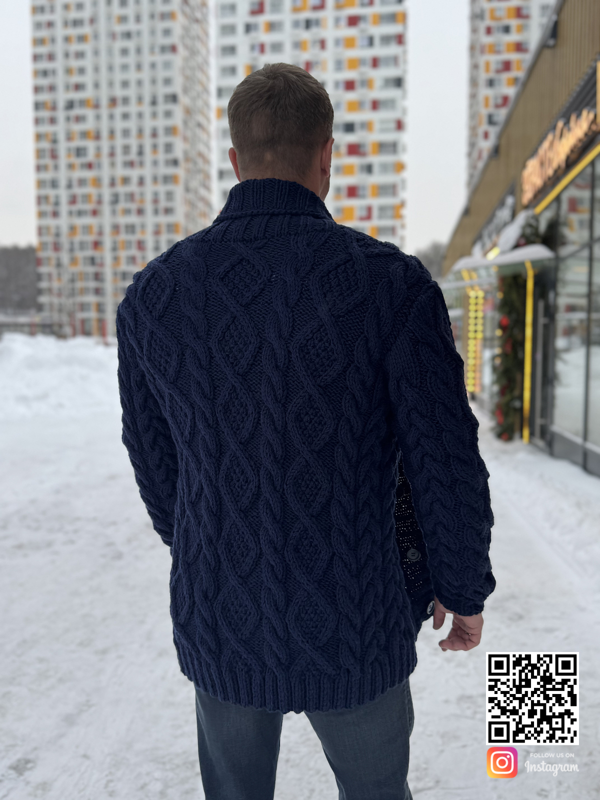 На третьей фотографии кардиган мужской синий со спины от Shapar, бренда вязаной одежды ручной работы в интернет-магазине связанных спицами вещей.