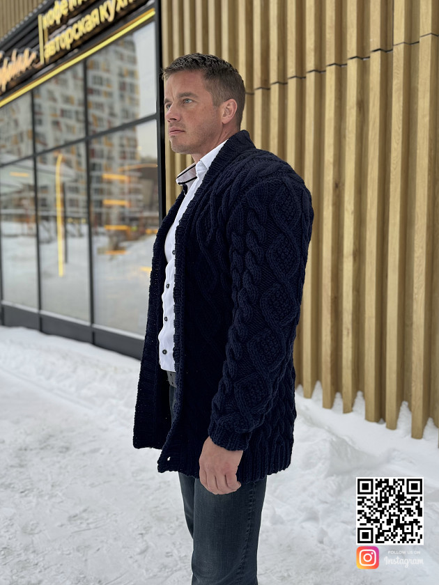 На второй фотографии кардиган мужской синий в косах от Shapar, бренда вязаной одежды ручной работы в интернет-магазине связанных спицами вещей.