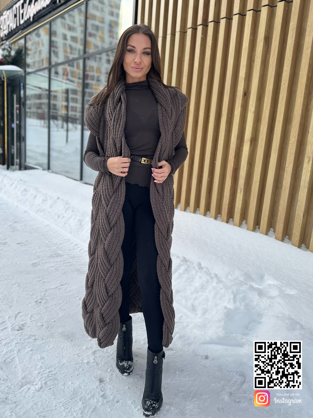 На фотографии коричневый жилет женский от Shapar, бренда вязаной одежды ручной работы в интернет-магазине связанных спицами вещей.