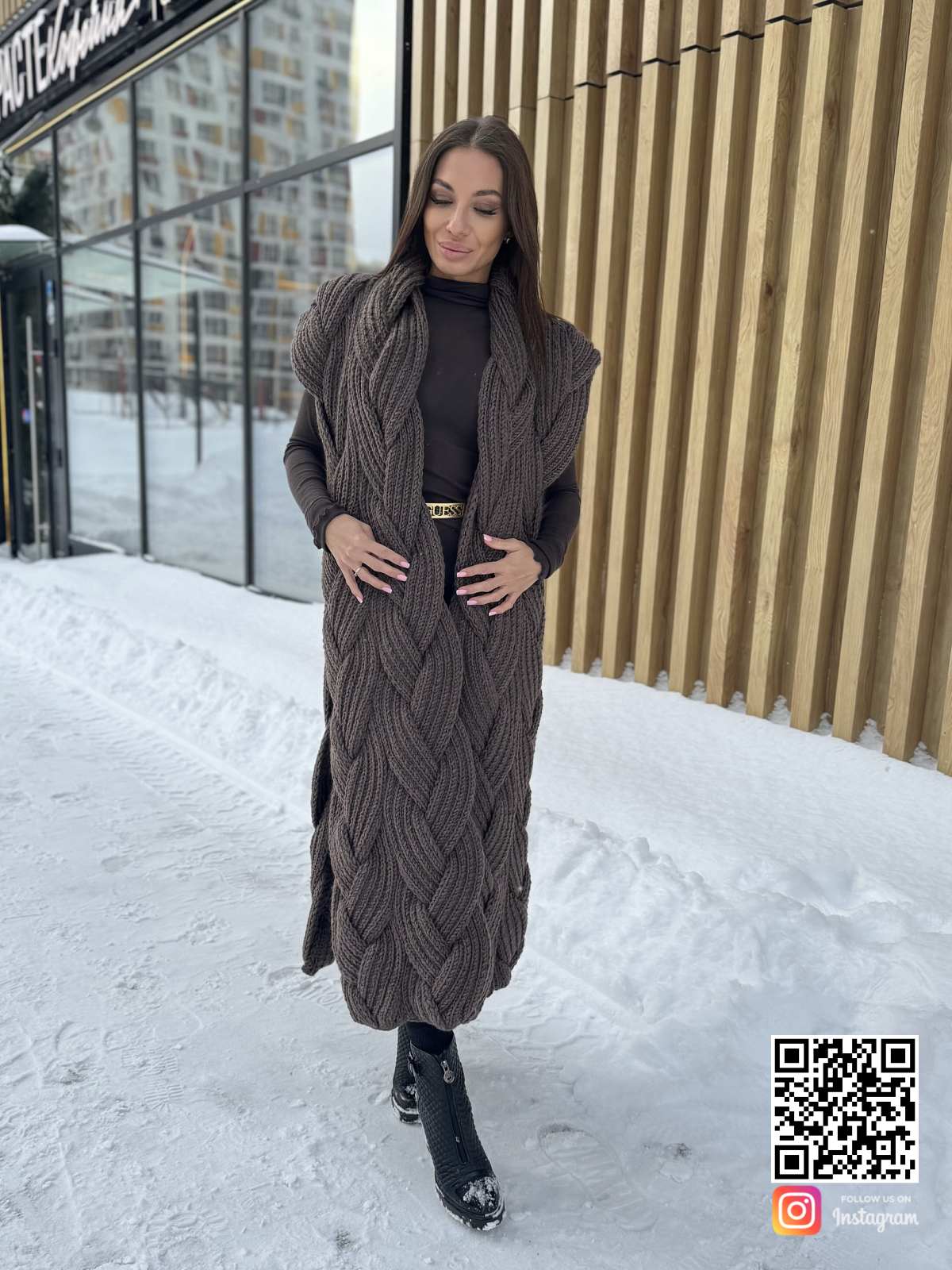 На третьей фотографии теплый коричневый жилет женский от Shapar, бренда вязаной одежды ручной работы в интернет-магазине связанных спицами вещей.