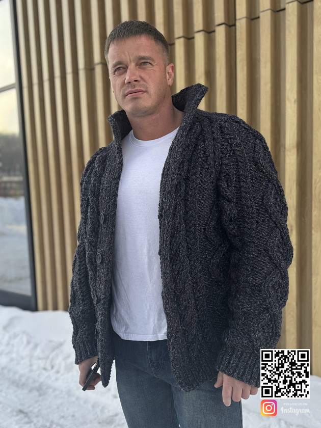 На фотографии теплый кардиган для мужчин от Shapar, бренда вязаной одежды ручной работы в интернет-магазине связанных спицами вещей.