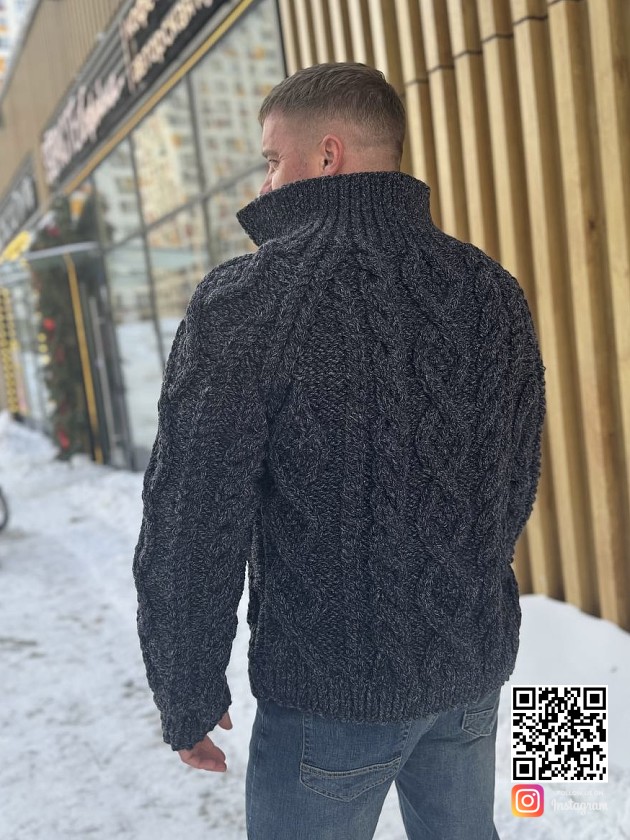 На второй фотографии теплый кардиган для мужчин со спины от Shapar, бренда вязаной одежды ручной работы в интернет-магазине связанных спицами вещей.
