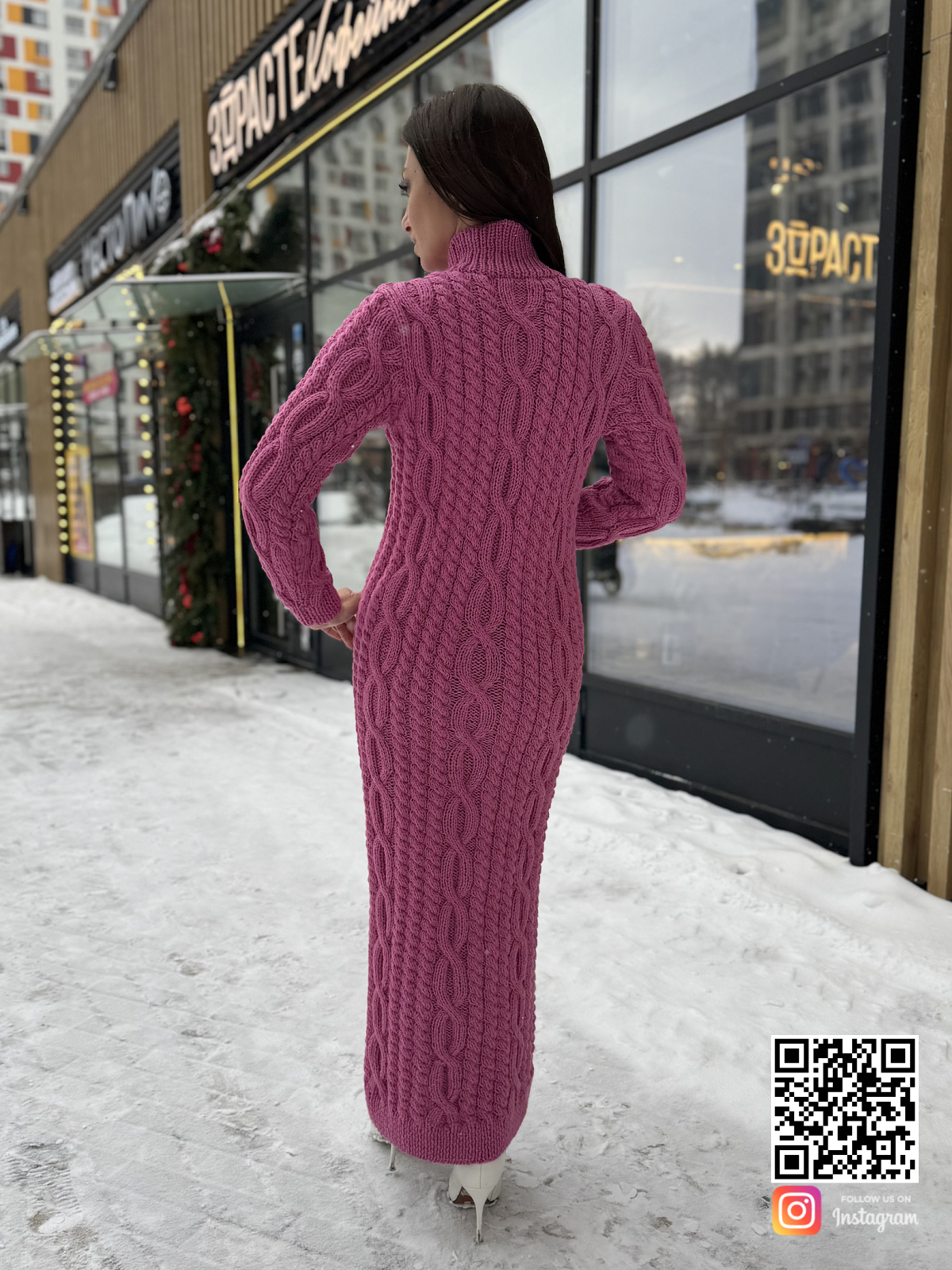 На третьей фотографии вязаное платье фуксия со спины от Shapar, бренда женской одежды ручной работы в интернет-магазине связанных спицами вещей.
