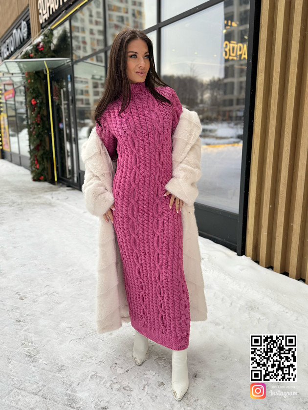 На фотографии вязаное платье фуксия от Shapar, бренда женской одежды ручной работы в интернет-магазине связанных спицами вещей.