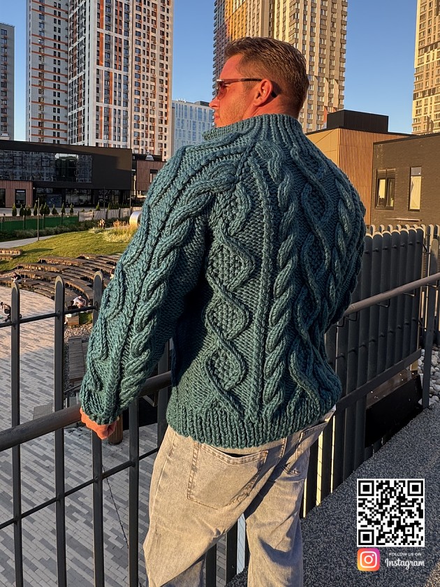На второй фотографии мужской кардиган с объемными косами со спины от Shapar бренда вязаной одежды ручной работы в интернет-магазине связанных спицами вещей.